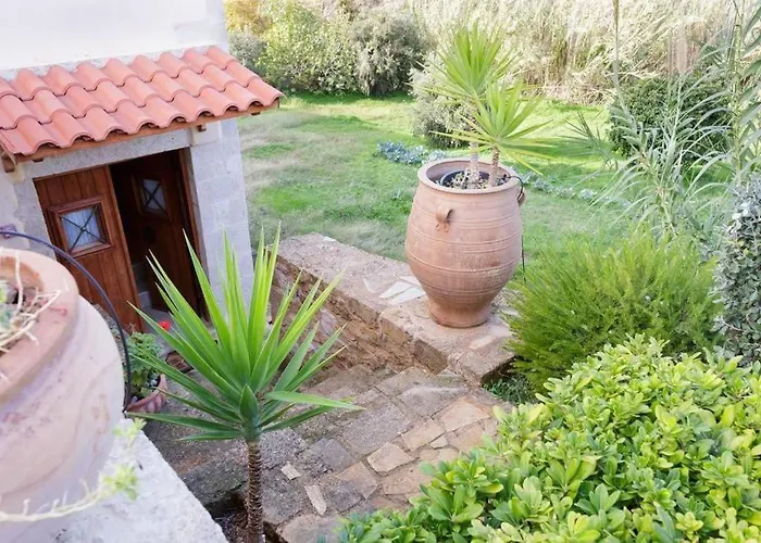 Будинок відпочинку Luxurious Stone Cave With Pool And Sea View